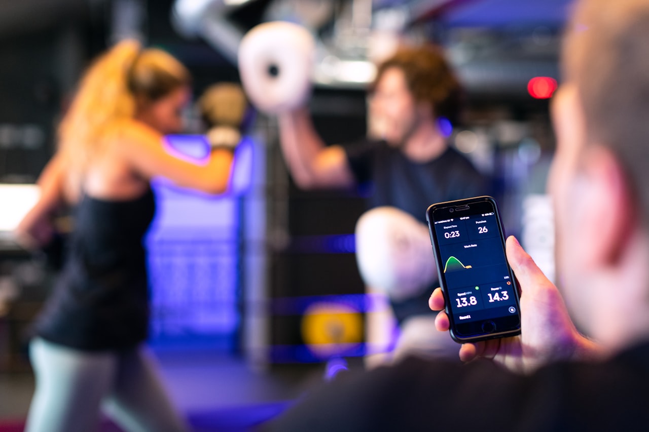 Pessoa usando um app de treino no celular durante o exercício