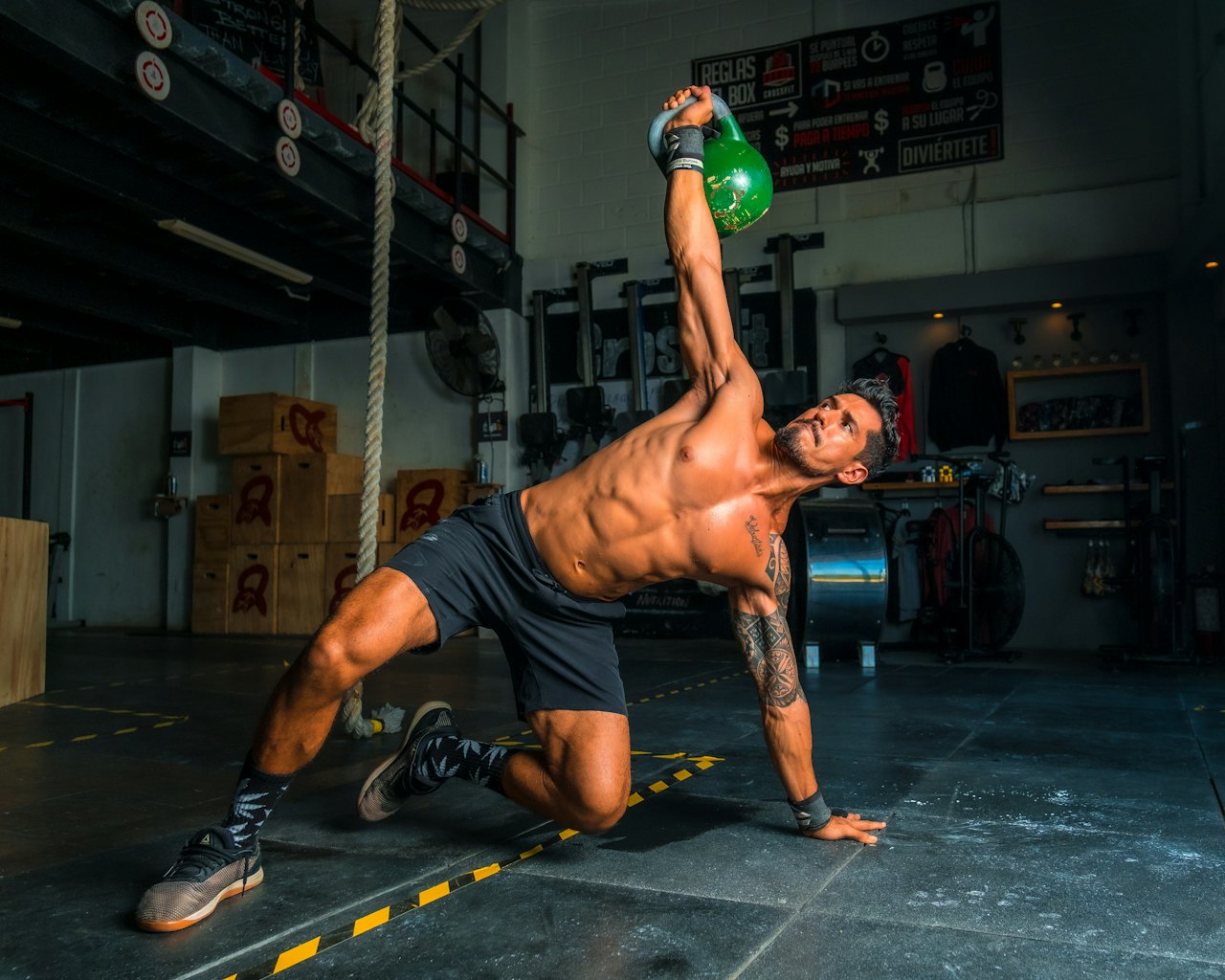 Pessoa treinando levantamento de peso em um box de CrossFit