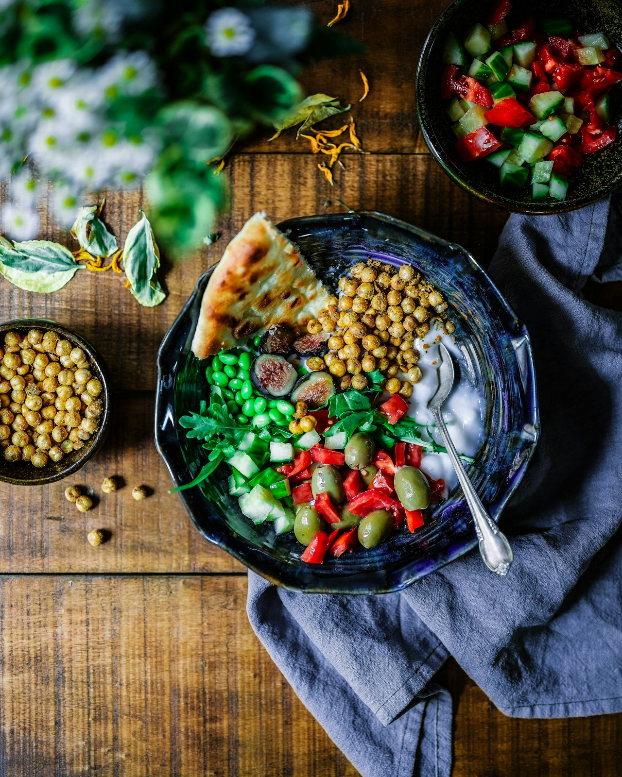 Prato equilibrado com vegetais, proteína e gorduras boas