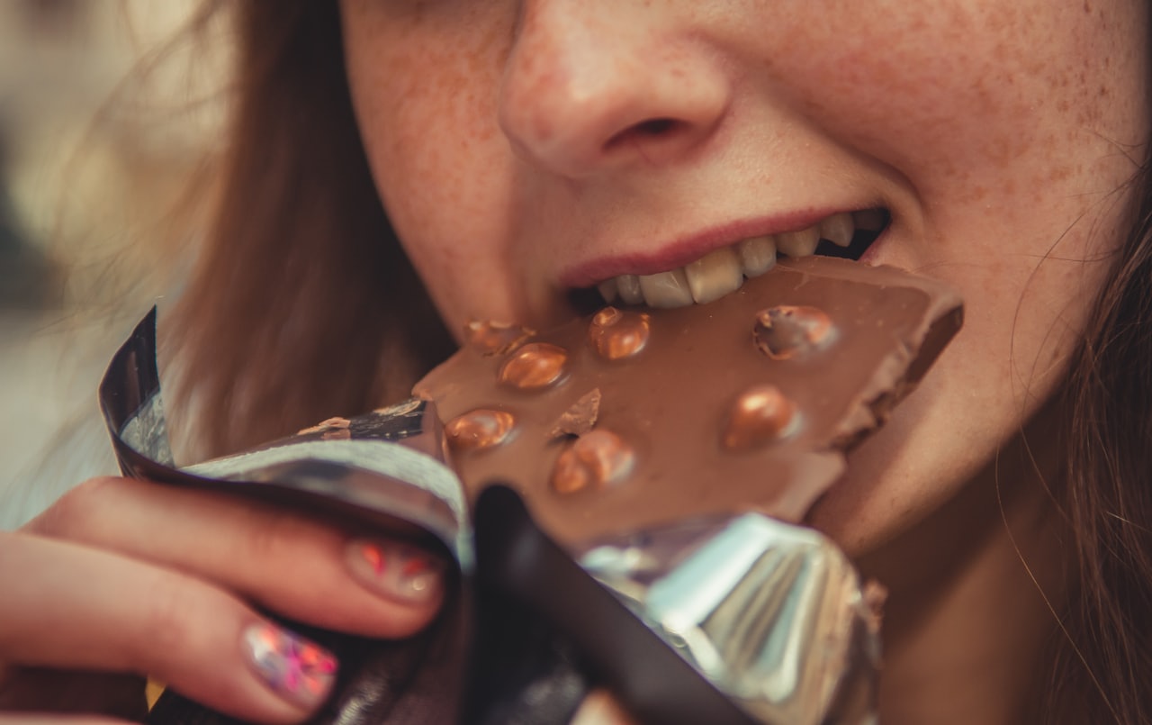 Pessoa lidando com a fome emocional de forma consciente