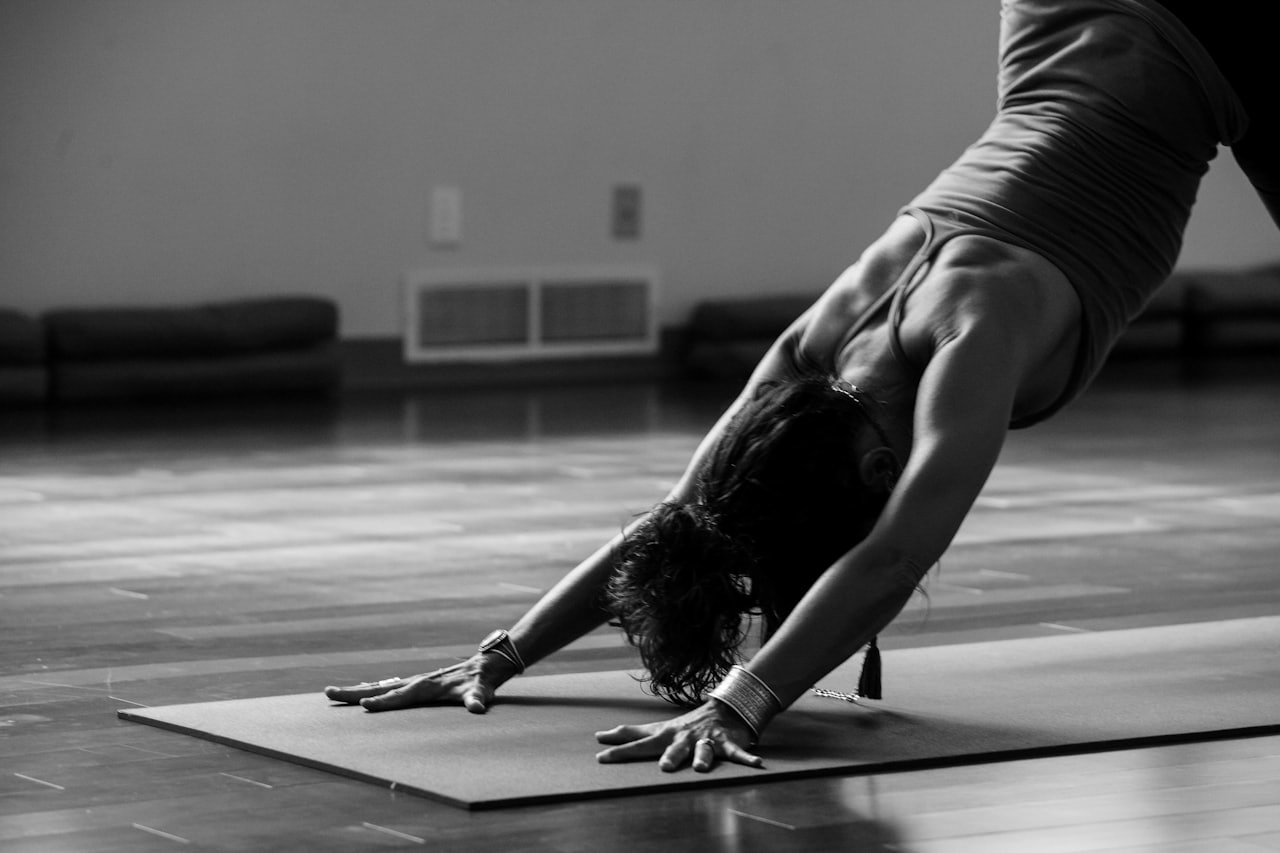 Pessoas praticando yoga ao ar livre na praia — bem-estar