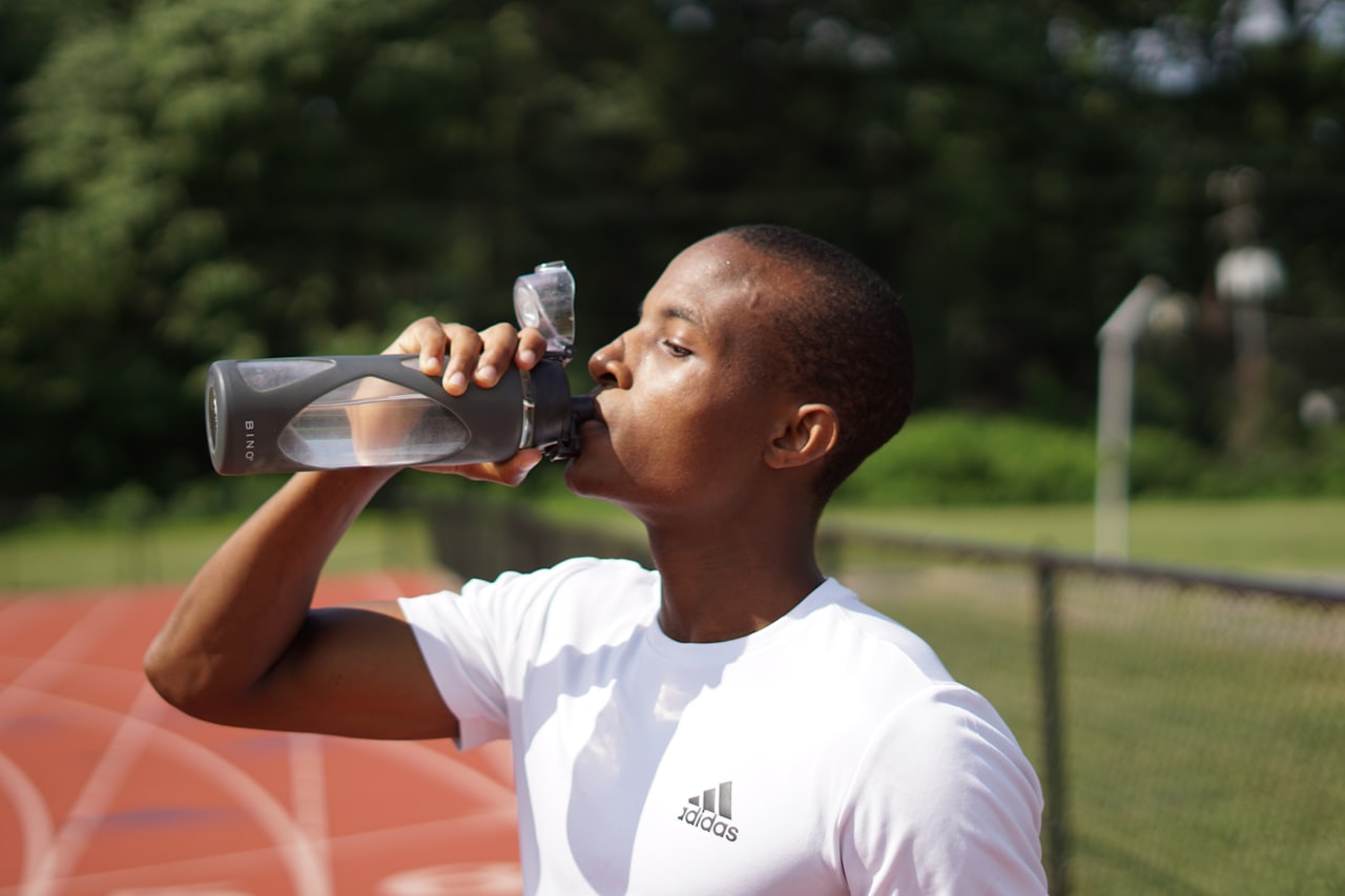 Hidratação durante o treino com garrafa de água