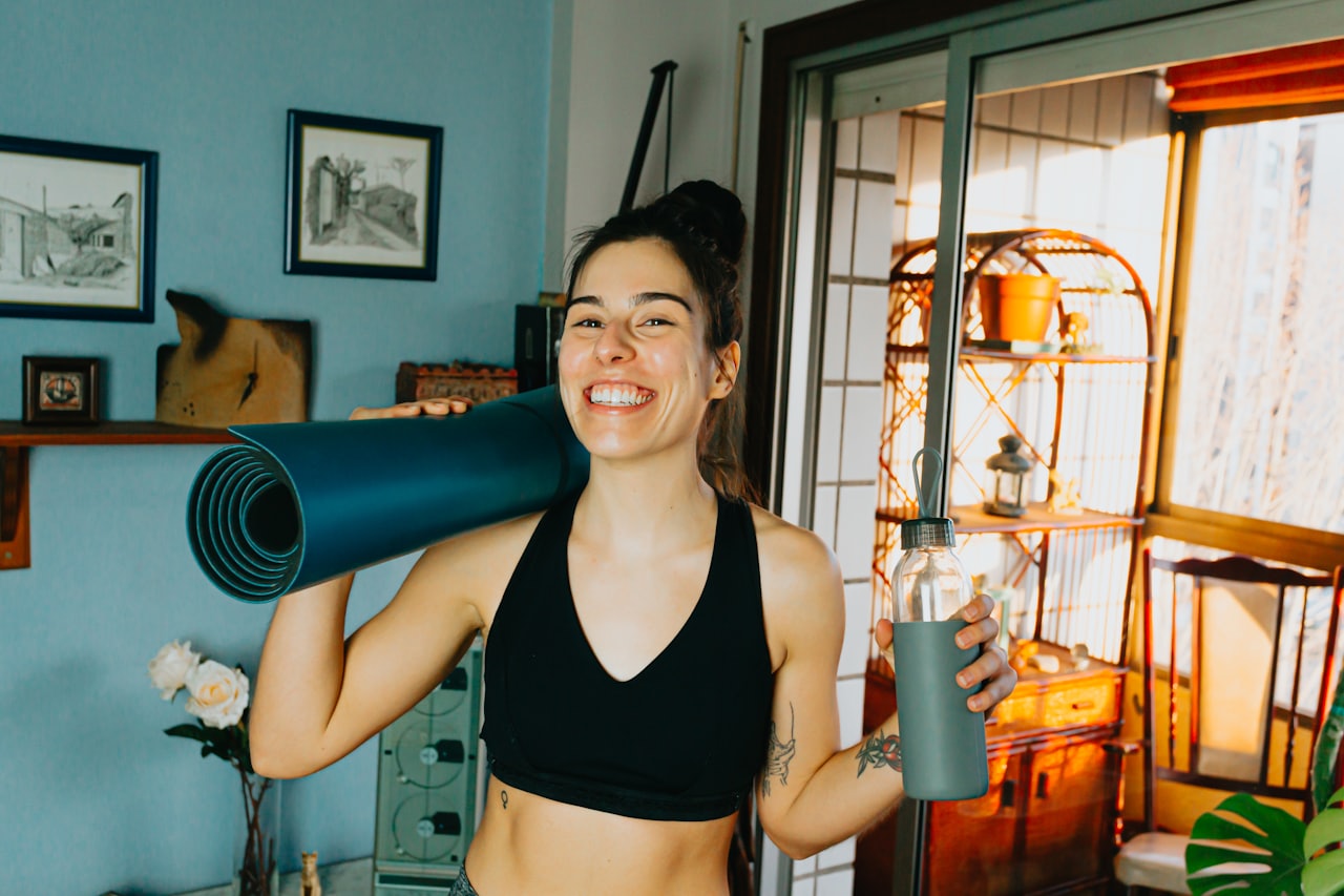 Mulher treinando em casa com o peso do corpo
