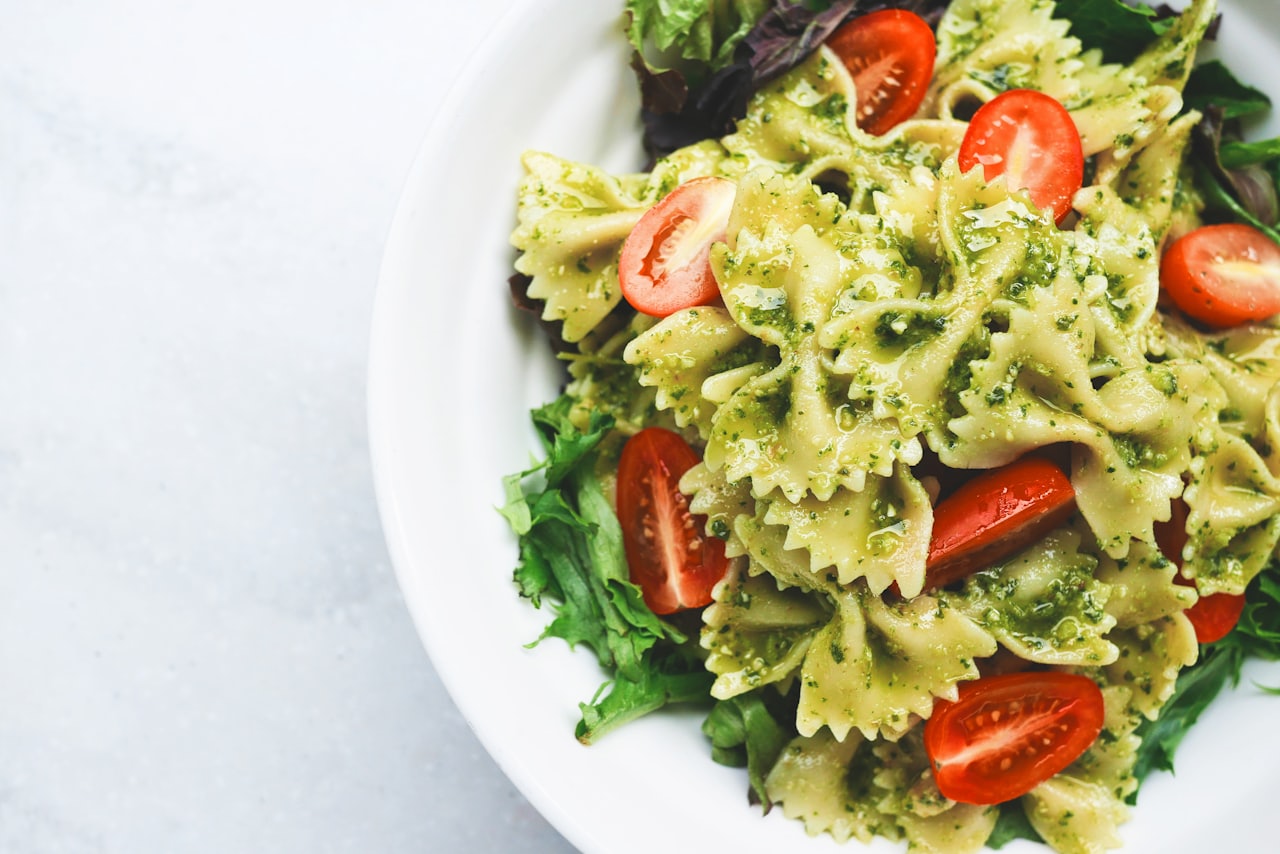 Refeição equilibrada com vegetais, proteína e gorduras boas