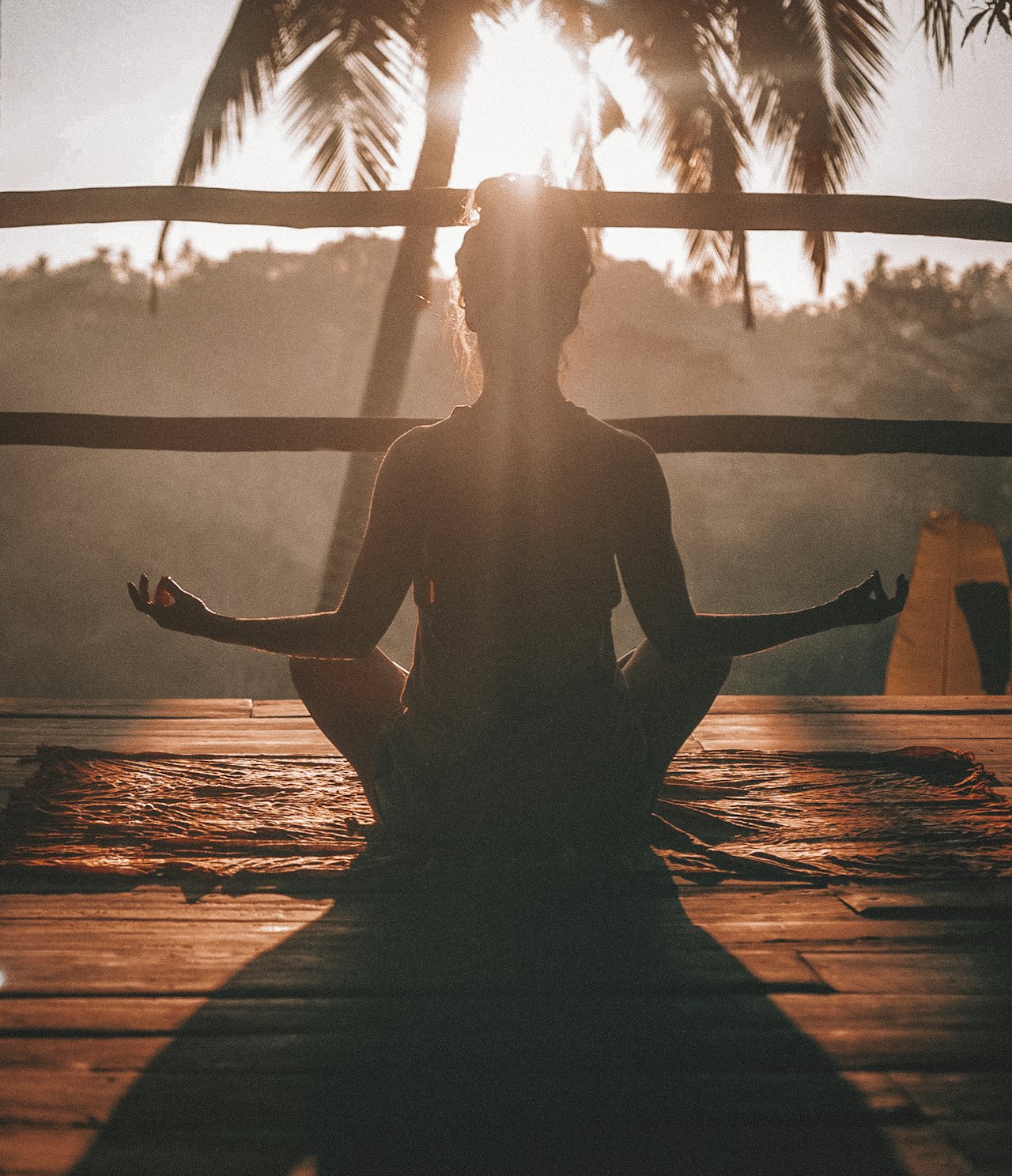 Grupo praticando yoga ao ar livre na praia