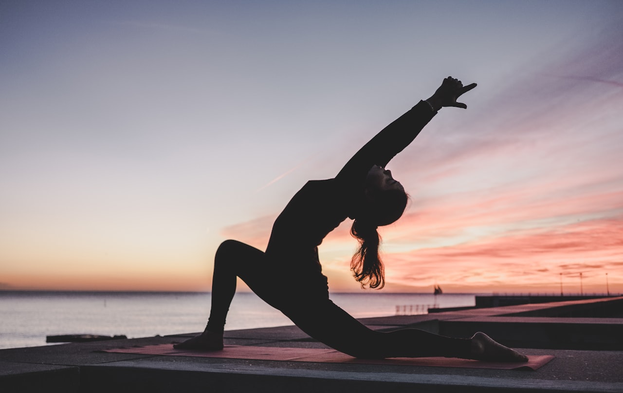 Pessoas praticando yoga ao ar livre